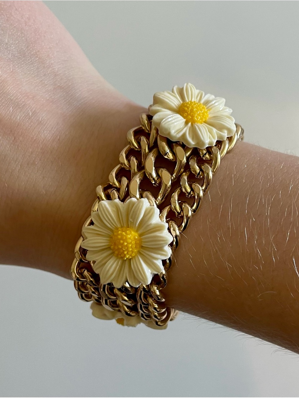 Gold Tone Chain Bracelet with Cream Daisy Accents